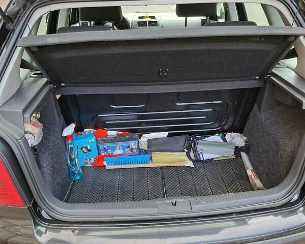 Черный Фольксваген Поло, объемом двигателя 1.2 л и пробегом 187 тыс. км за 5100 $, фото 6 на Automoto.ua