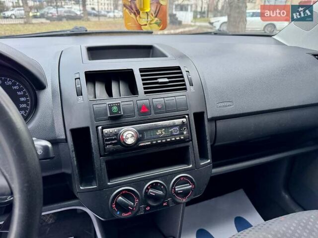 Чорний Фольксваген Поло, об'ємом двигуна 1.4 л та пробігом 188 тис. км за 3990 $, фото 27 на Automoto.ua