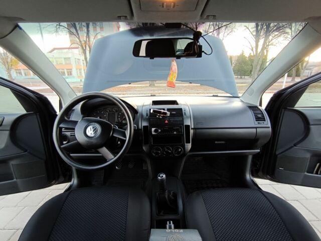 Черный Фольксваген Поло, объемом двигателя 1.4 л и пробегом 183 тыс. км за 4200 $, фото 12 на Automoto.ua