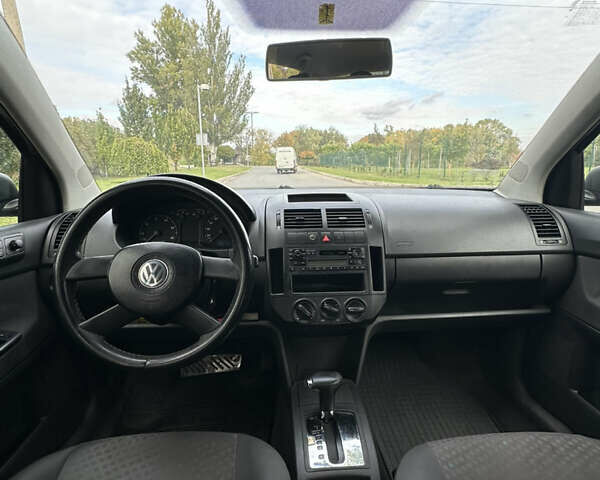 Черный Фольксваген Поло, объемом двигателя 1.4 л и пробегом 190 тыс. км за 5200 $, фото 12 на Automoto.ua