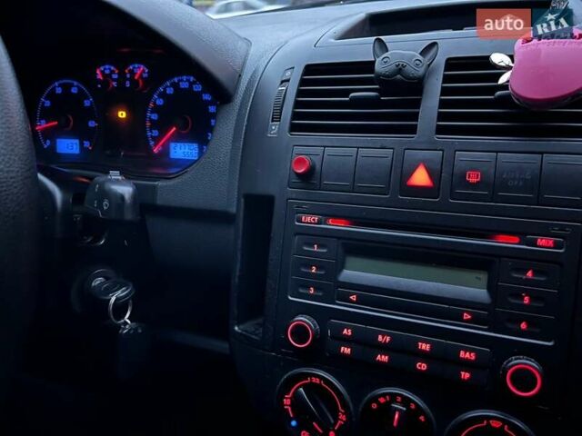 Черный Фольксваген Поло, объемом двигателя 1.2 л и пробегом 217 тыс. км за 3500 $, фото 12 на Automoto.ua