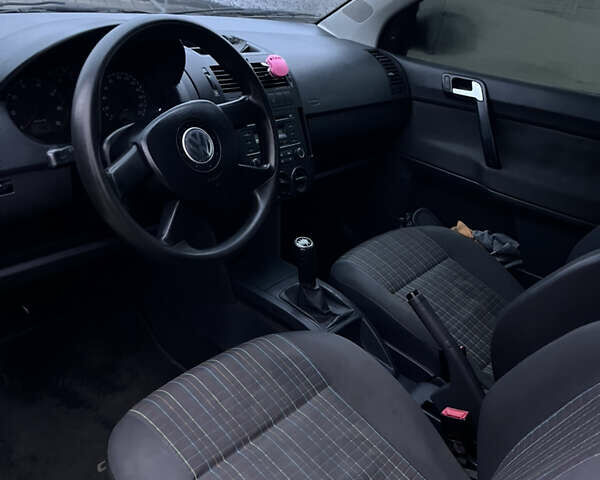 Черный Фольксваген Поло, объемом двигателя 1.2 л и пробегом 217 тыс. км за 3500 $, фото 2 на Automoto.ua