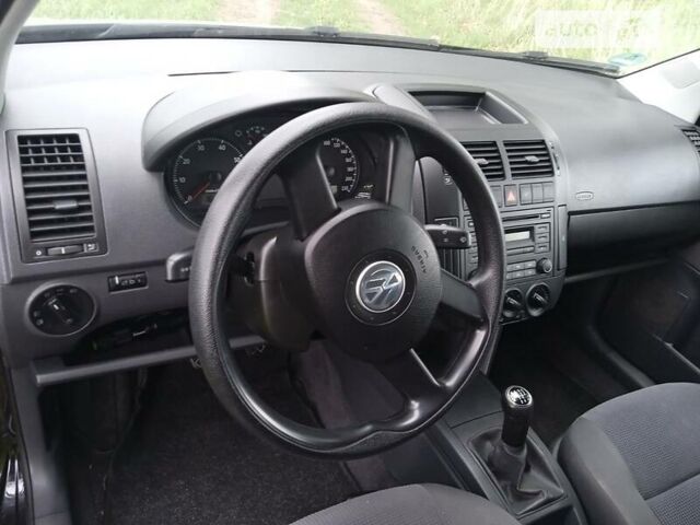 Чорний Фольксваген Поло, об'ємом двигуна 1.2 л та пробігом 205 тис. км за 4800 $, фото 8 на Automoto.ua