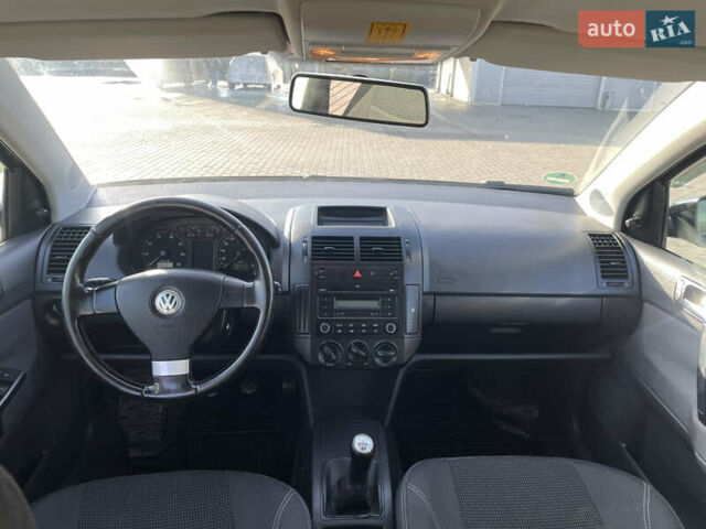 Черный Фольксваген Поло, объемом двигателя 1.39 л и пробегом 240 тыс. км за 4400 $, фото 9 на Automoto.ua