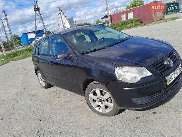 Черный Фольксваген Поло, объемом двигателя 1.4 л и пробегом 397 тыс. км за 4200 $, фото 2 на Automoto.ua