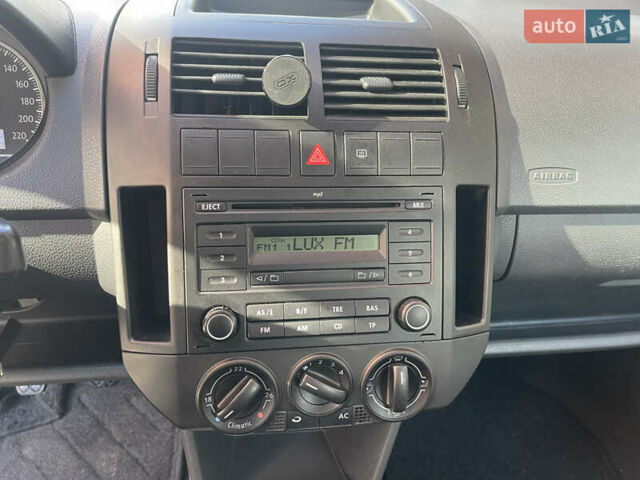 Черный Фольксваген Поло, объемом двигателя 1.4 л и пробегом 158 тыс. км за 4999 $, фото 22 на Automoto.ua