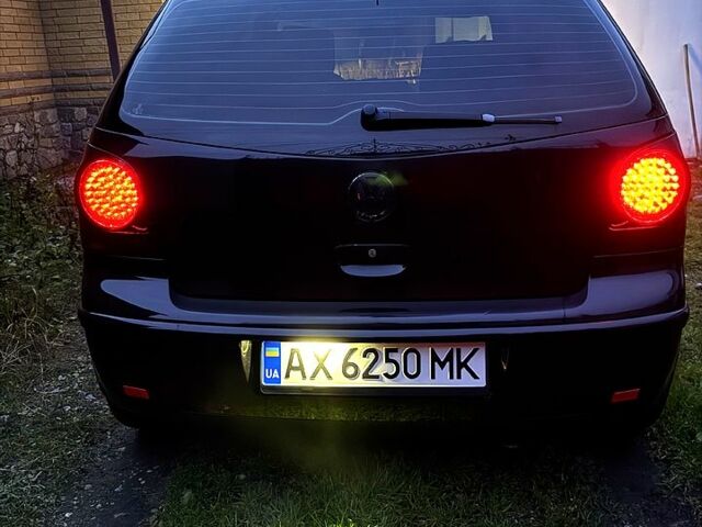 Черный Фольксваген Поло, объемом двигателя 1.4 л и пробегом 225 тыс. км за 4650 $, фото 2 на Automoto.ua