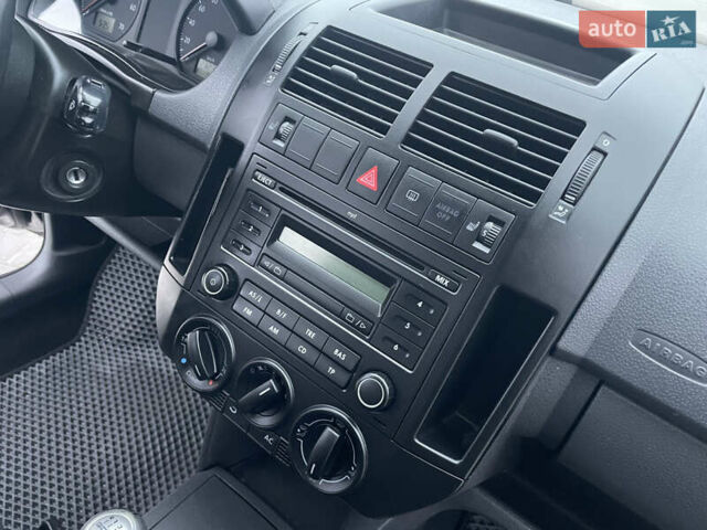 Черный Фольксваген Поло, объемом двигателя 1.39 л и пробегом 232 тыс. км за 5250 $, фото 34 на Automoto.ua