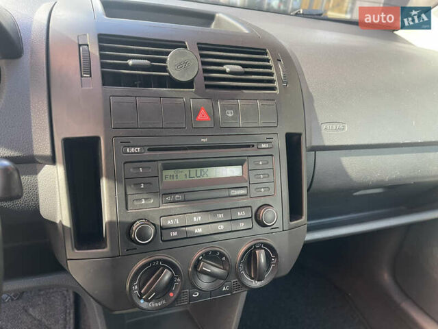 Черный Фольксваген Поло, объемом двигателя 1.4 л и пробегом 158 тыс. км за 4999 $, фото 23 на Automoto.ua