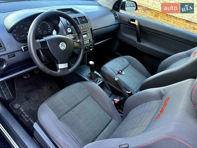 Черный Фольксваген Поло, объемом двигателя 1.2 л и пробегом 220 тыс. км за 3699 $, фото 12 на Automoto.ua