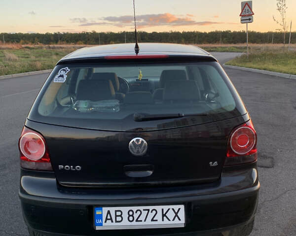 Черный Фольксваген Поло, объемом двигателя 1.4 л и пробегом 190 тыс. км за 6999 $, фото 7 на Automoto.ua
