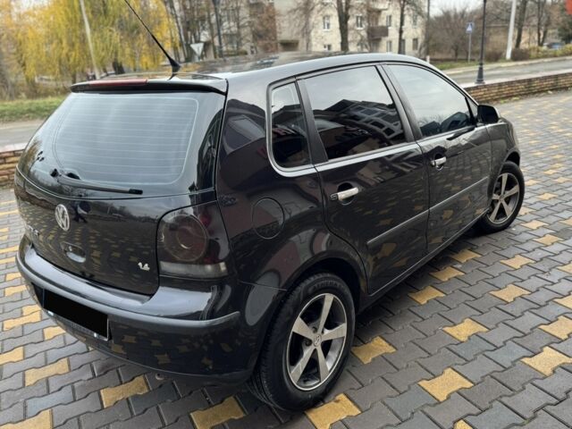 Черный Фольксваген Поло, объемом двигателя 1.4 л и пробегом 212 тыс. км за 4500 $, фото 6 на Automoto.ua