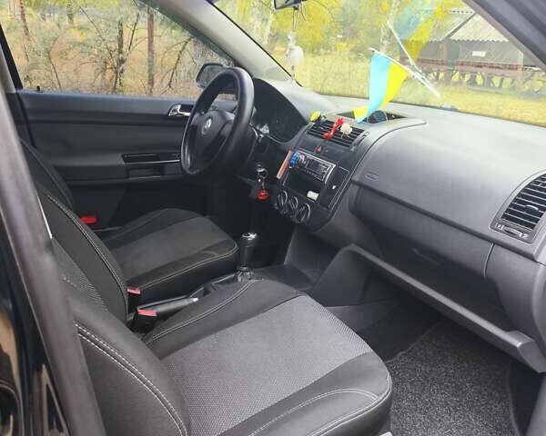 Черный Фольксваген Поло, объемом двигателя 1.4 л и пробегом 275 тыс. км за 4600 $, фото 2 на Automoto.ua