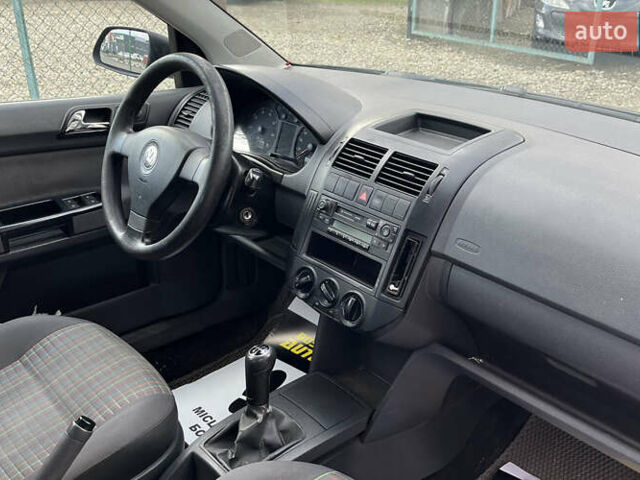 Черный Фольксваген Поло, объемом двигателя 1.39 л и пробегом 247 тыс. км за 4600 $, фото 13 на Automoto.ua