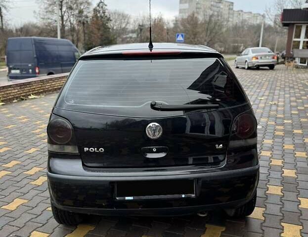 Черный Фольксваген Поло, объемом двигателя 1.4 л и пробегом 212 тыс. км за 4500 $, фото 4 на Automoto.ua