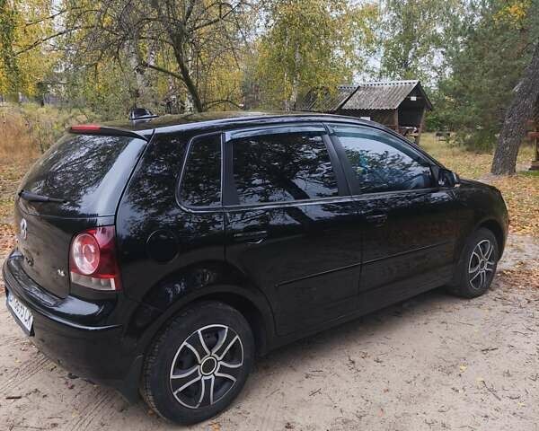 Черный Фольксваген Поло, объемом двигателя 1.4 л и пробегом 275 тыс. км за 4600 $, фото 8 на Automoto.ua