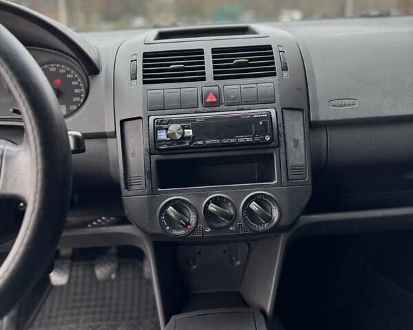 Черный Фольксваген Поло, объемом двигателя 1.4 л и пробегом 212 тыс. км за 4500 $, фото 14 на Automoto.ua