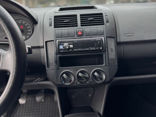 Черный Фольксваген Поло, объемом двигателя 1.4 л и пробегом 212 тыс. км за 4500 $, фото 19 на Automoto.ua