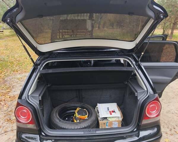 Черный Фольксваген Поло, объемом двигателя 1.4 л и пробегом 275 тыс. км за 4600 $, фото 5 на Automoto.ua