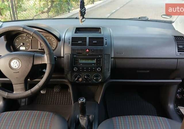 Черный Фольксваген Поло, объемом двигателя 1.4 л и пробегом 211 тыс. км за 4700 $, фото 7 на Automoto.ua