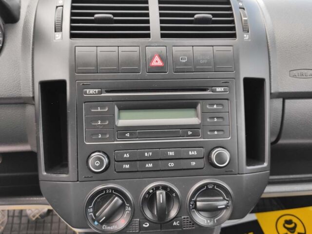 Черный Фольксваген Поло, объемом двигателя 1.2 л и пробегом 159 тыс. км за 5250 $, фото 11 на Automoto.ua