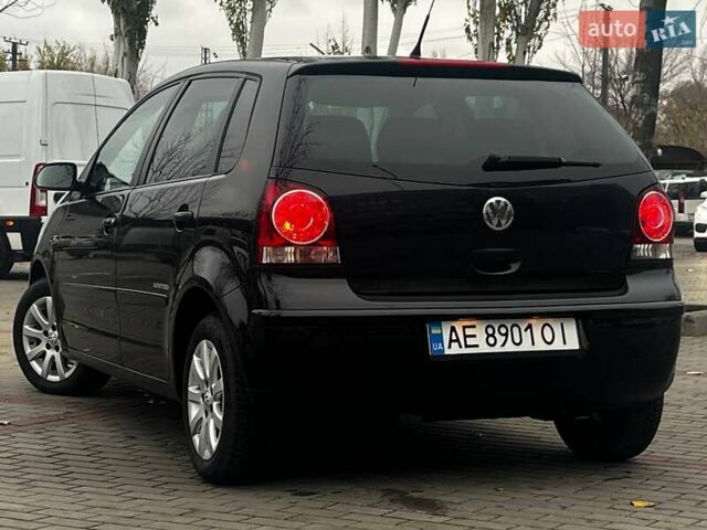 Черный Фольксваген Поло, объемом двигателя 1.4 л и пробегом 214 тыс. км за 5200 $, фото 2 на Automoto.ua