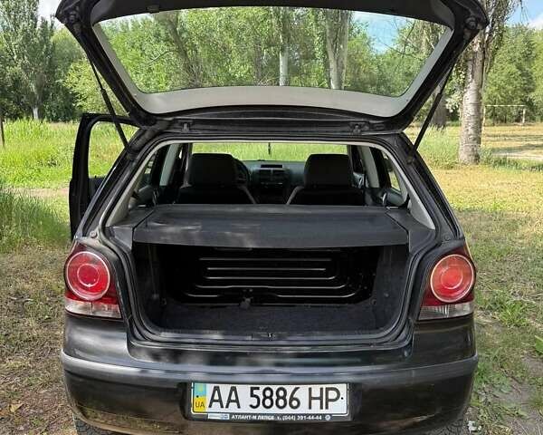 Черный Фольксваген Поло, объемом двигателя 1.4 л и пробегом 217 тыс. км за 3999 $, фото 5 на Automoto.ua