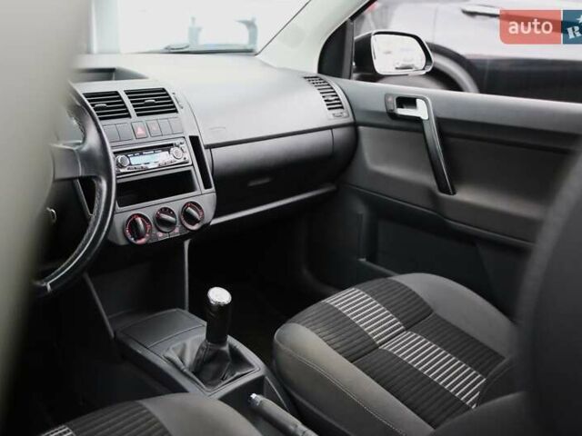 Черный Фольксваген Поло, объемом двигателя 1.4 л и пробегом 168 тыс. км за 5200 $, фото 16 на Automoto.ua