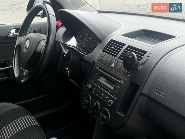 Черный Фольксваген Поло, объемом двигателя 1.4 л и пробегом 214 тыс. км за 5200 $, фото 16 на Automoto.ua