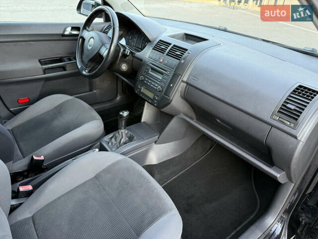 Черный Фольксваген Поло, объемом двигателя 1.4 л и пробегом 189 тыс. км за 5450 $, фото 34 на Automoto.ua