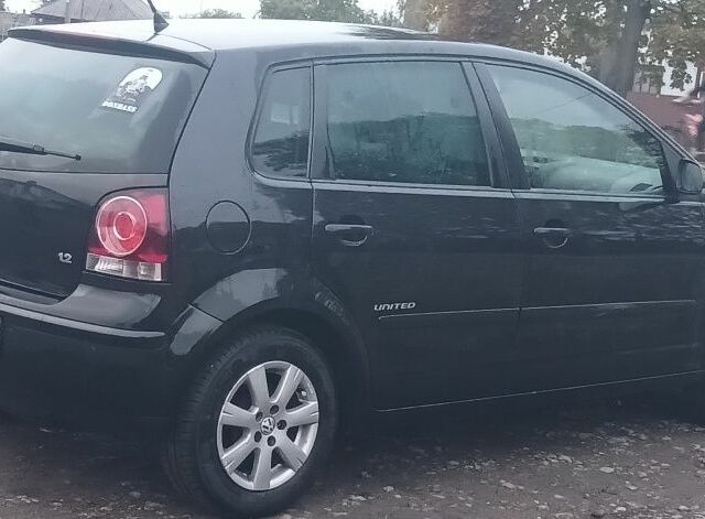 Черный Фольксваген Поло, объемом двигателя 1.2 л и пробегом 225 тыс. км за 4000 $, фото 3 на Automoto.ua