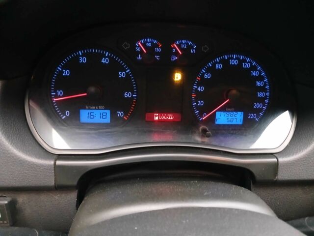 Черный Фольксваген Поло, объемом двигателя 1.4 л и пробегом 180 тыс. км за 4400 $, фото 6 на Automoto.ua