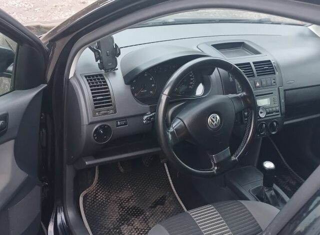 Черный Фольксваген Поло, объемом двигателя 1.2 л и пробегом 225 тыс. км за 4000 $, фото 4 на Automoto.ua