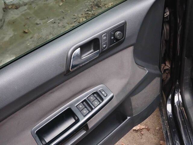 Черный Фольксваген Поло, объемом двигателя 1.4 л и пробегом 180 тыс. км за 4400 $, фото 5 на Automoto.ua