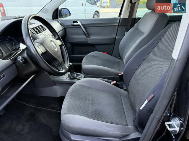 Черный Фольксваген Поло, объемом двигателя 1.4 л и пробегом 189 тыс. км за 5450 $, фото 27 на Automoto.ua