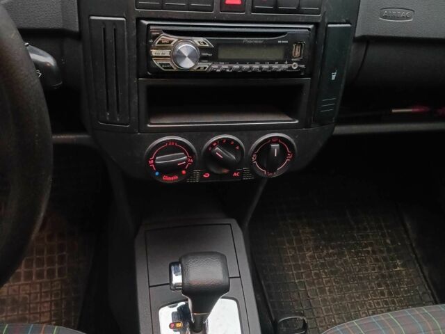 Черный Фольксваген Поло, объемом двигателя 1.4 л и пробегом 180 тыс. км за 4400 $, фото 7 на Automoto.ua