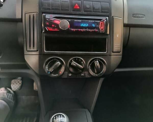 Чорний Фольксваген Поло, об'ємом двигуна 1.42 л та пробігом 302 тис. км за 4400 $, фото 4 на Automoto.ua