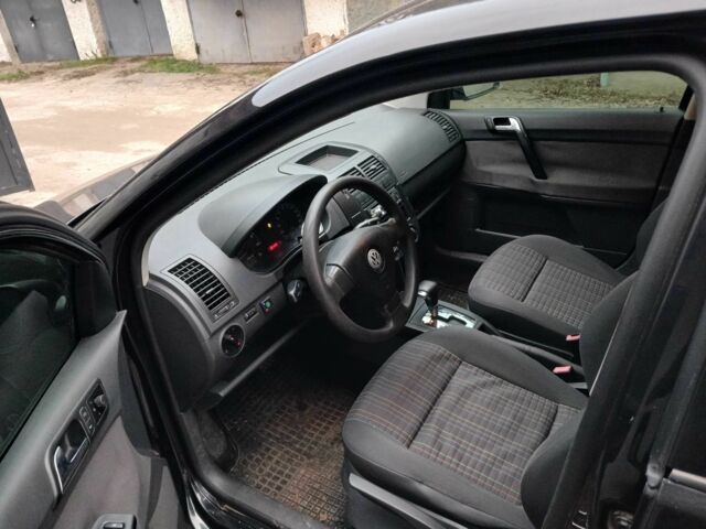 Черный Фольксваген Поло, объемом двигателя 1.4 л и пробегом 180 тыс. км за 4400 $, фото 4 на Automoto.ua