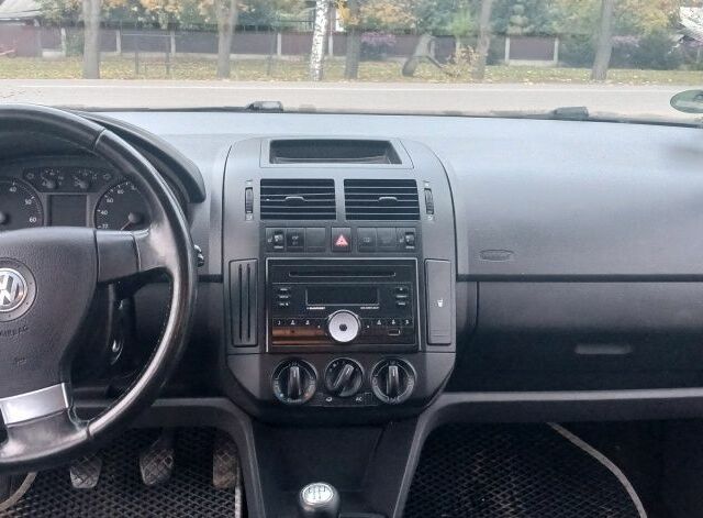 Черный Фольксваген Поло, объемом двигателя 1.2 л и пробегом 225 тыс. км за 4000 $, фото 5 на Automoto.ua