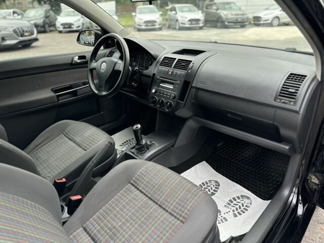 Черный Фольксваген Поло, объемом двигателя 1.4 л и пробегом 246 тыс. км за 4600 $, фото 14 на Automoto.ua