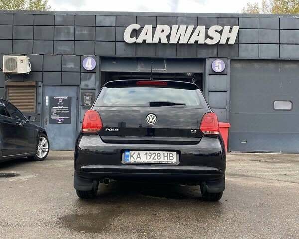 Черный Фольксваген Поло, объемом двигателя 1.39 л и пробегом 103 тыс. км за 7850 $, фото 4 на Automoto.ua