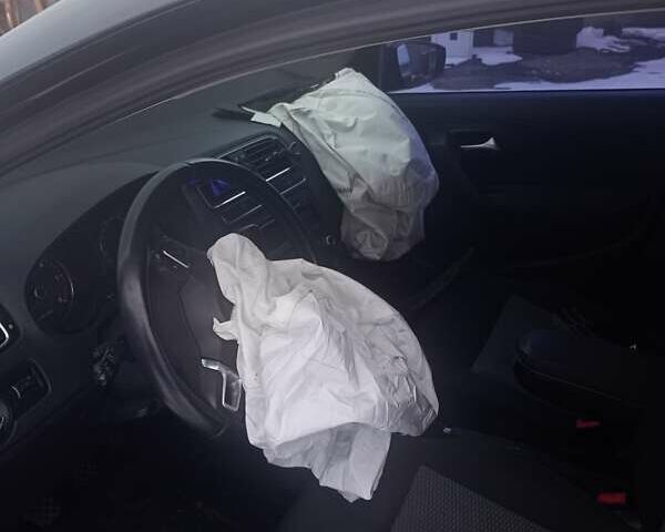 Черный Фольксваген Поло, объемом двигателя 1.2 л и пробегом 185 тыс. км за 3300 $, фото 5 на Automoto.ua