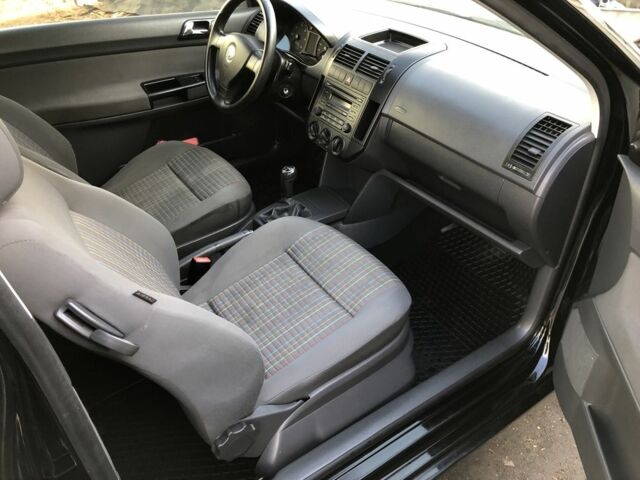 Черный Фольксваген Поло, объемом двигателя 1.4 л и пробегом 260 тыс. км за 3850 $, фото 13 на Automoto.ua