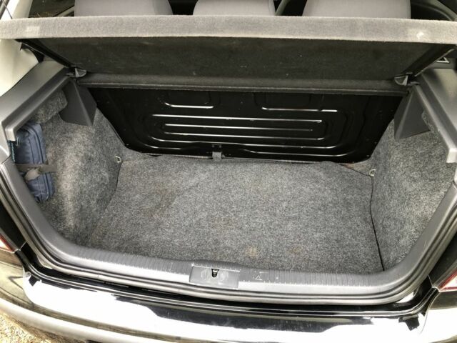 Черный Фольксваген Поло, объемом двигателя 1.4 л и пробегом 260 тыс. км за 3850 $, фото 17 на Automoto.ua