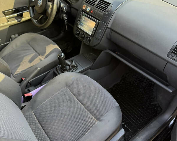 Черный Фольксваген Поло, объемом двигателя 1.4 л и пробегом 227 тыс. км за 2550 $, фото 7 на Automoto.ua