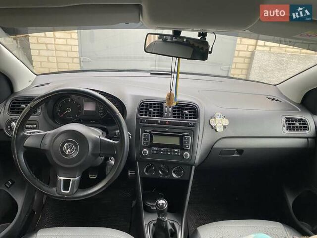 Черный Фольксваген Поло, объемом двигателя 1.6 л и пробегом 70 тыс. км за 8300 $, фото 5 на Automoto.ua