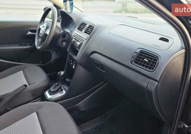 Черный Фольксваген Поло, объемом двигателя 1.6 л и пробегом 150 тыс. км за 8550 $, фото 65 на Automoto.ua