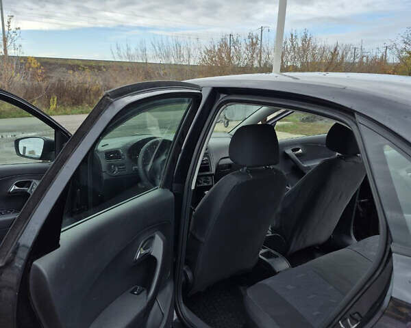 Черный Фольксваген Поло, объемом двигателя 1.6 л и пробегом 181 тыс. км за 6600 $, фото 6 на Automoto.ua