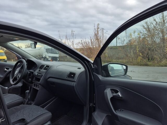 Черный Фольксваген Поло, объемом двигателя 1.6 л и пробегом 181 тыс. км за 6600 $, фото 6 на Automoto.ua