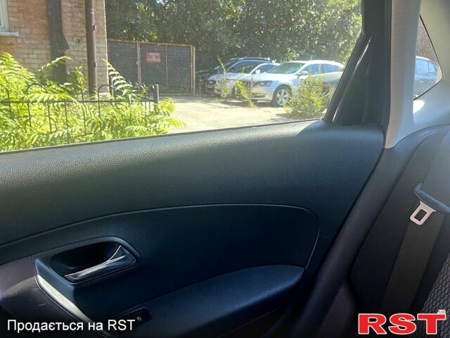 Черный Фольксваген Поло, объемом двигателя 1.6 л и пробегом 218 тыс. км за 7555 $, фото 4 на Automoto.ua